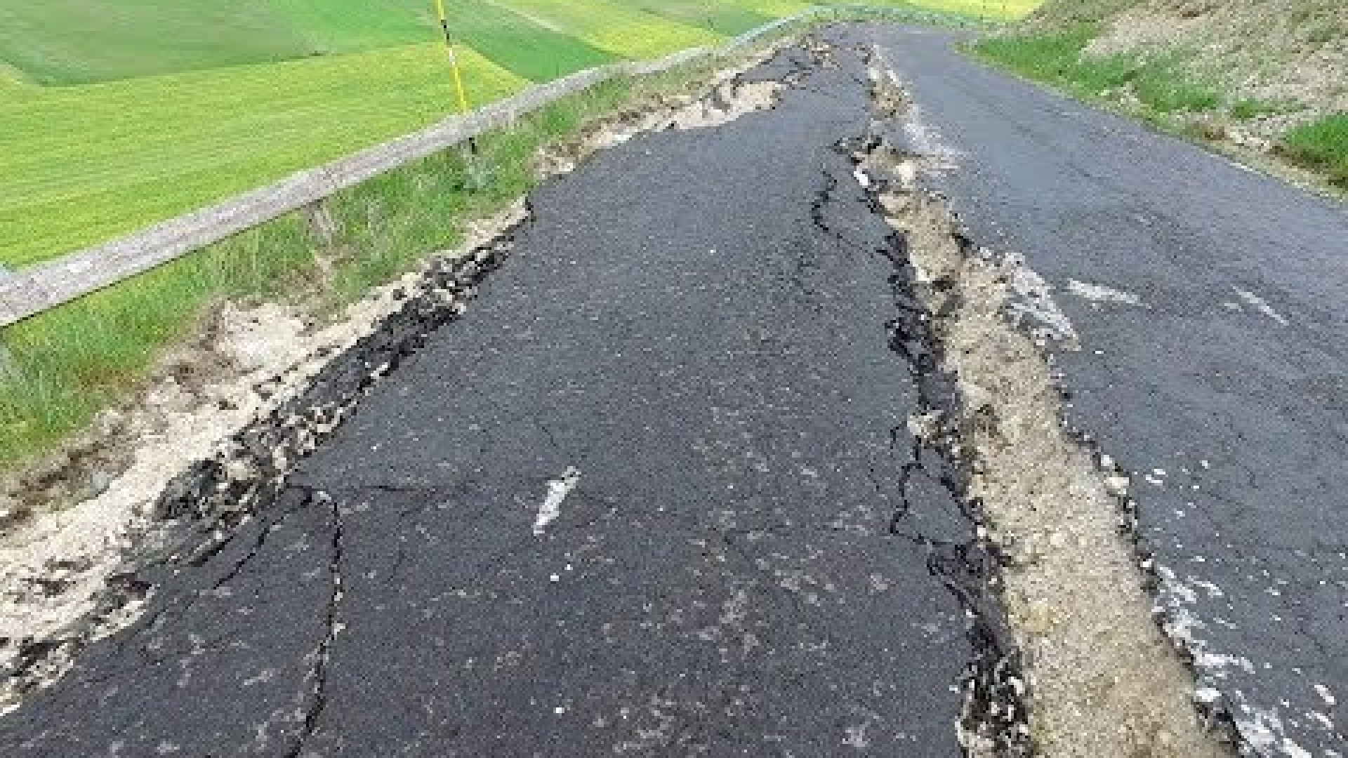Immagine di Castelluccio, il paese «fantasma» ancora senza strade / Video