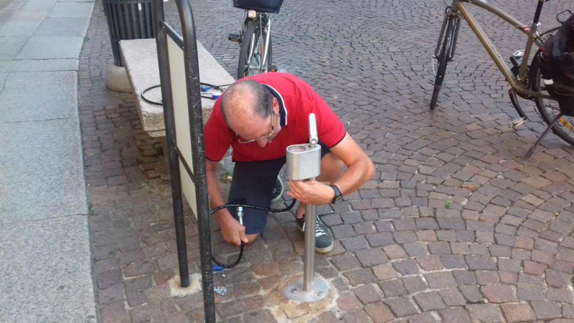 Immagine di Ripristinata la pompa per biciclette in largo Boccaccino