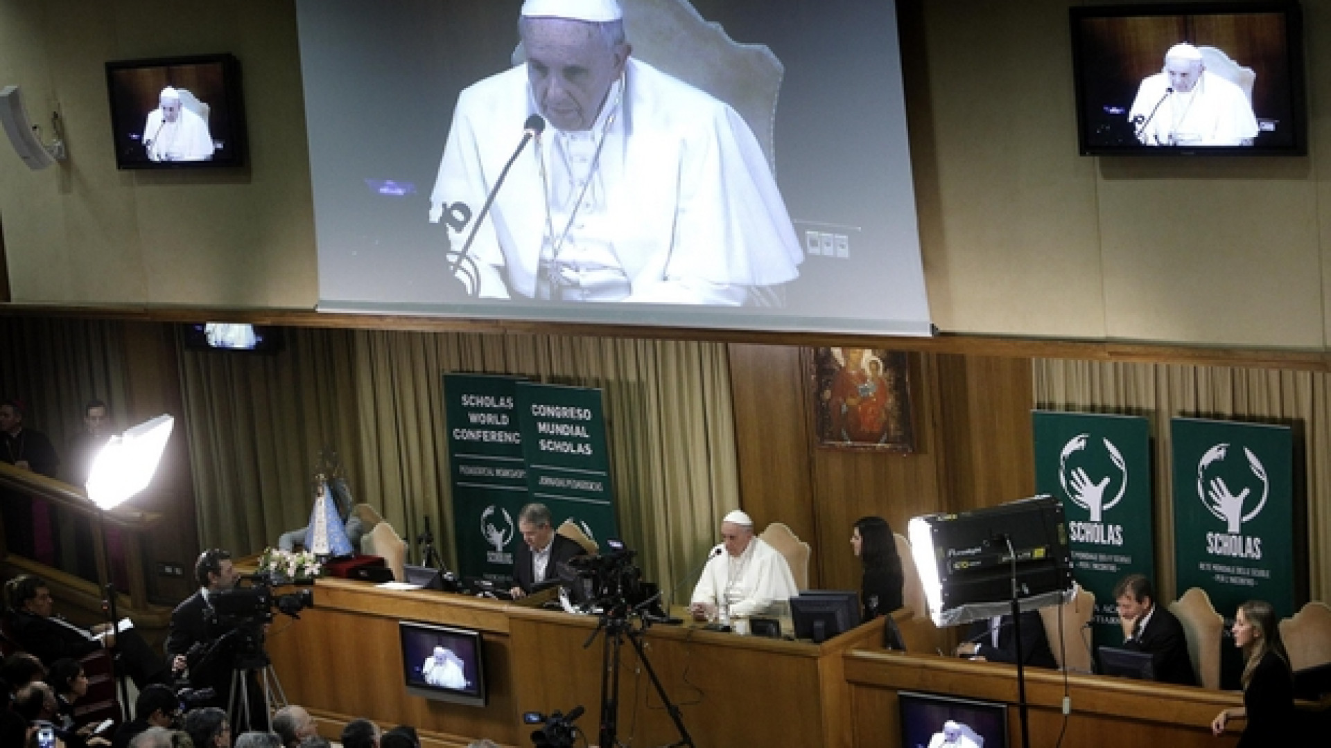 Immagine di Papa Francesco: no al bullismo e all'educazione d'èlite