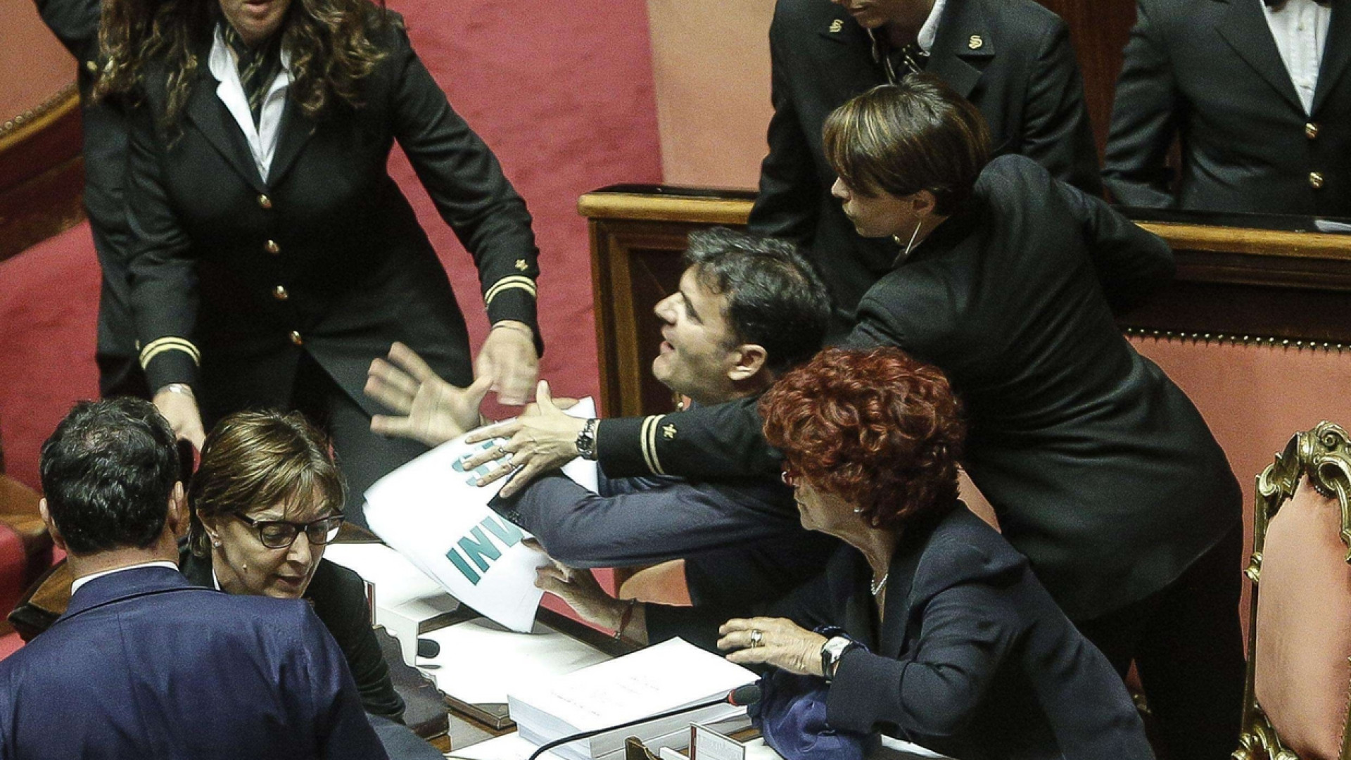Immagine di Al Senato esordio tra tafferugli. Contusa la ministra Fedeli