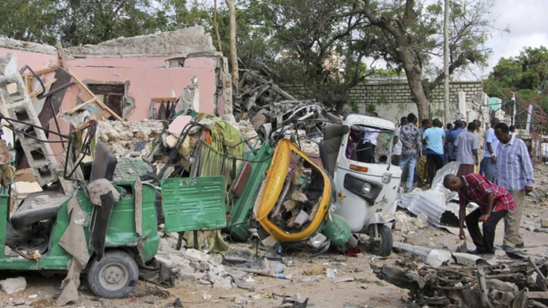 Immagine di Raid degli shabaab a Mogadiscio: due ristoranti a ferro e fuoco, 31 morti