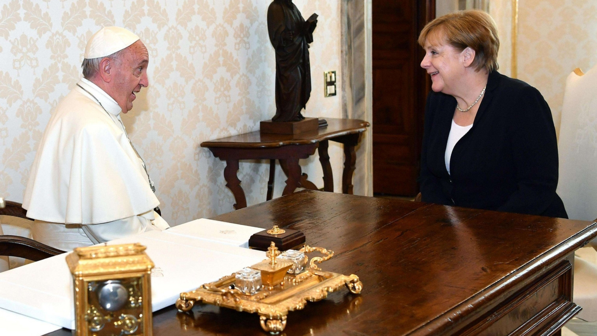 Immagine di Papa Francesco incontra Angela Merkel: insieme per abbattere muri