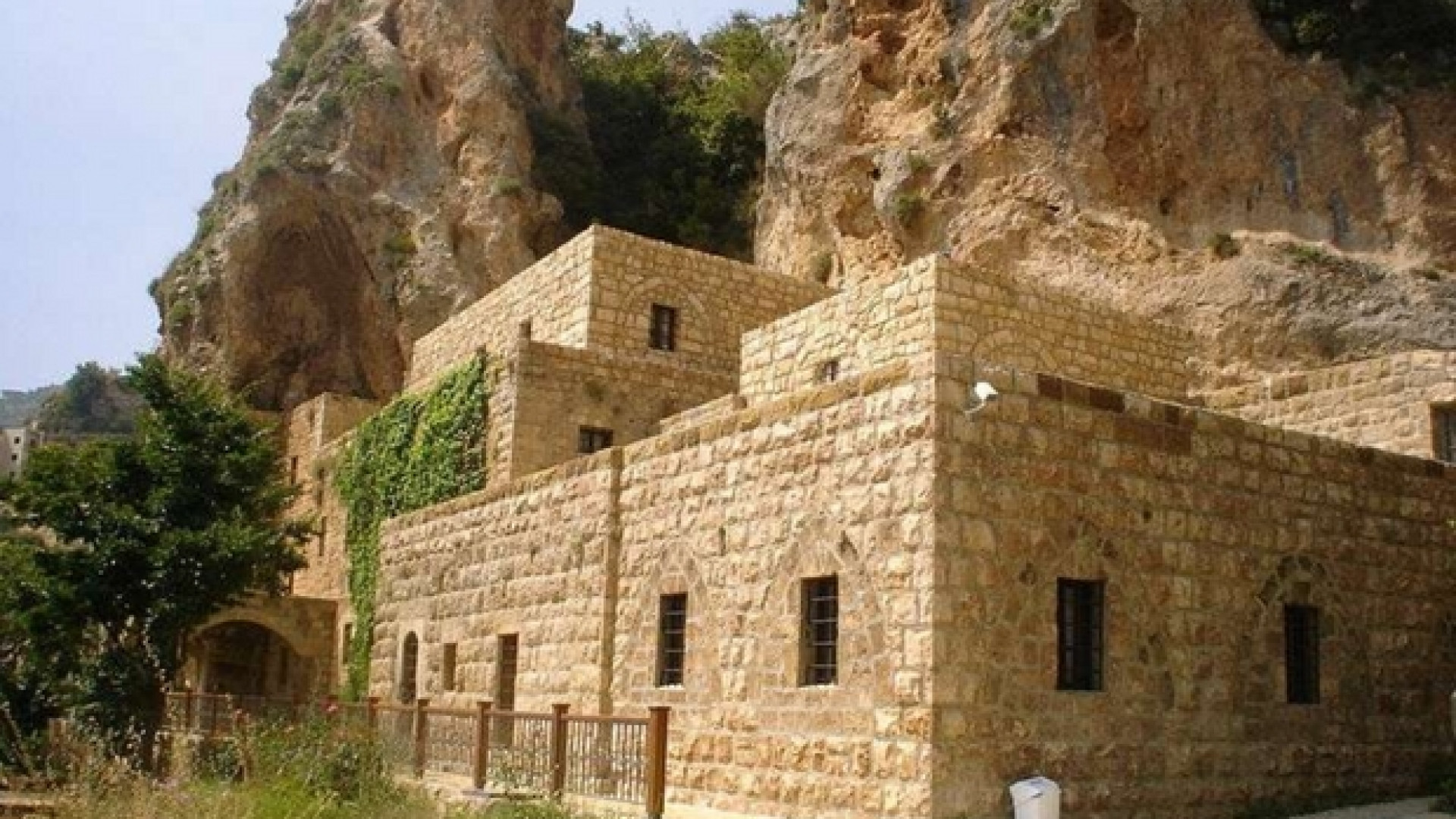 Immagine di In Libano, nell'eremo di Gibran