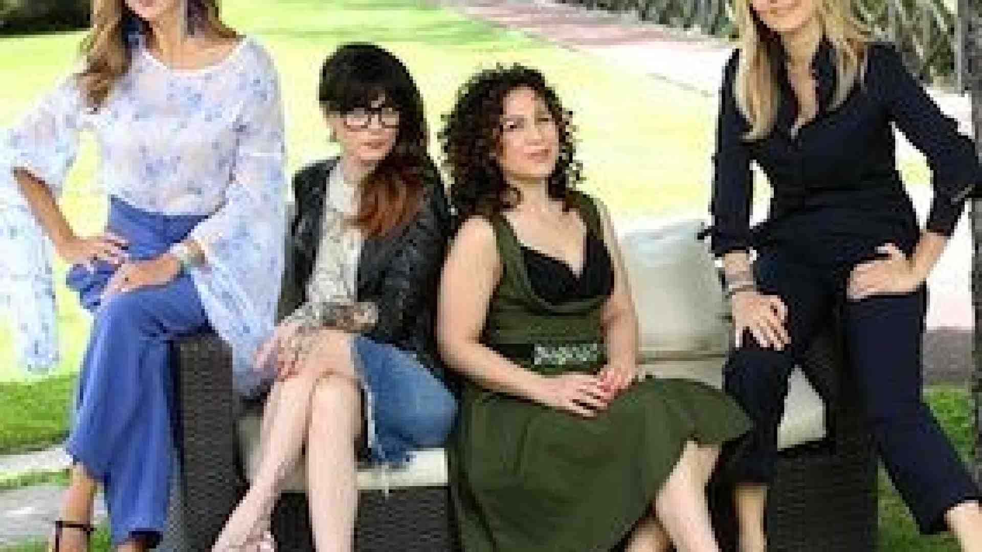Immagine di Un poker di donne nel salotto leggero