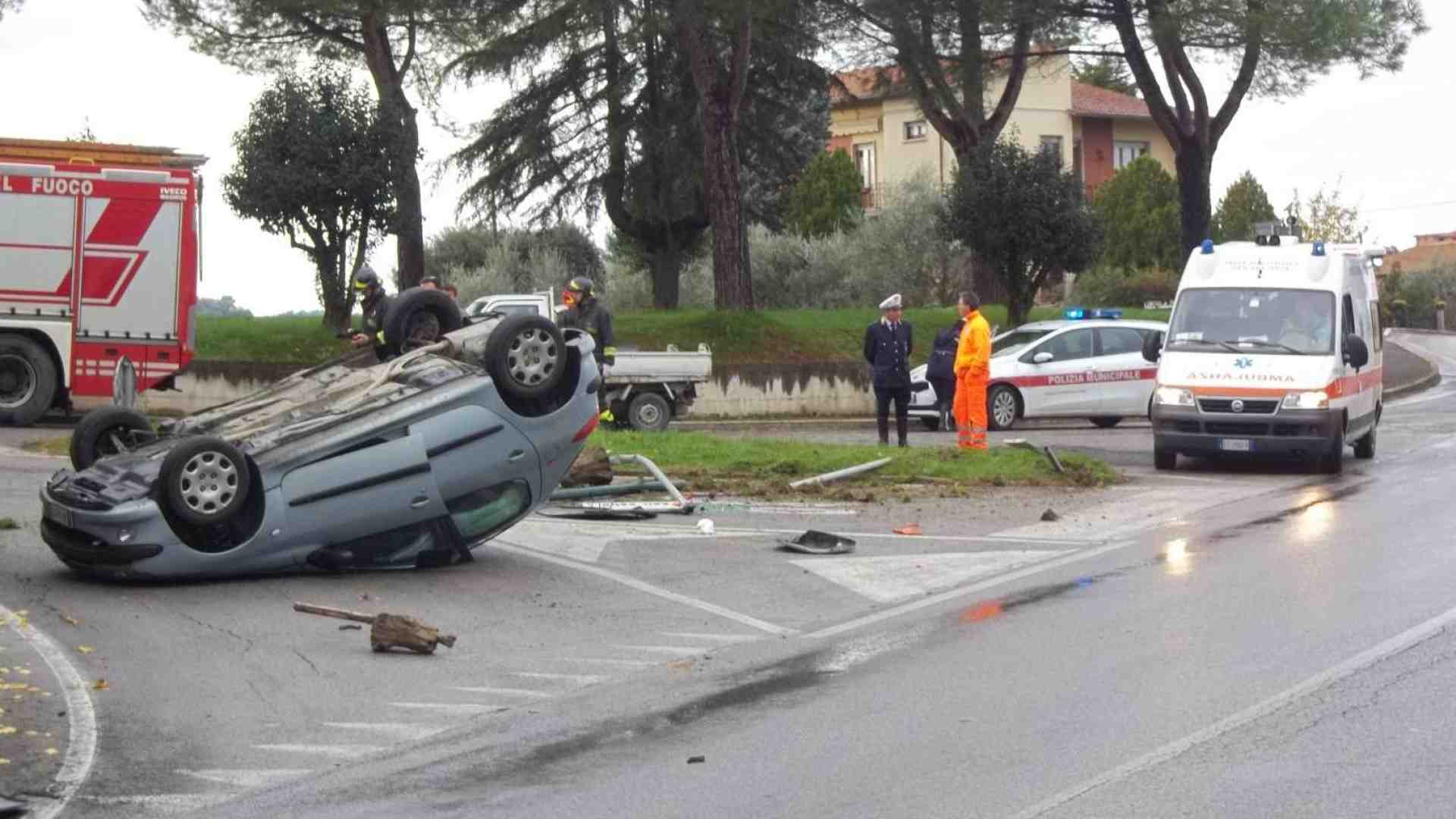 Immagine di Sulle strade un ferito all'ora, calano i morti