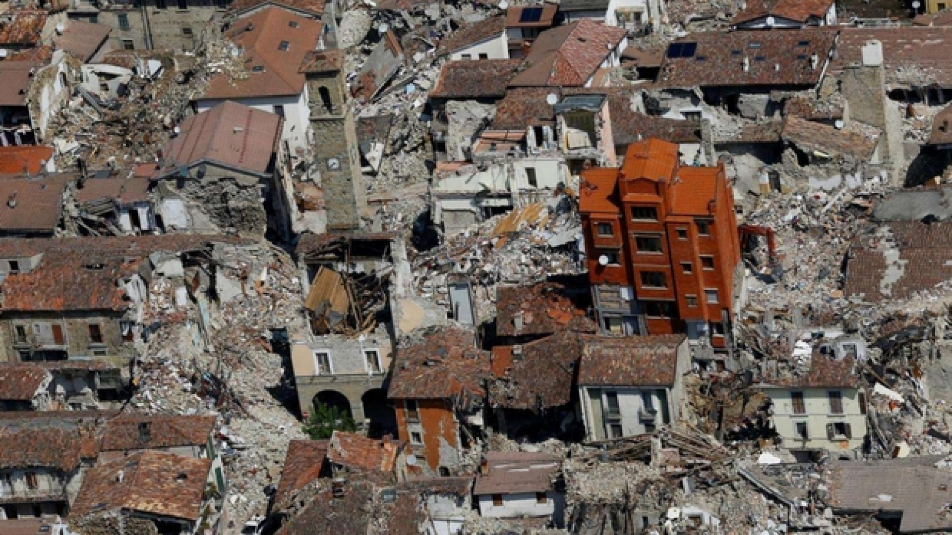 Immagine di Amatrice come L’Aquila, risate sul terremoto