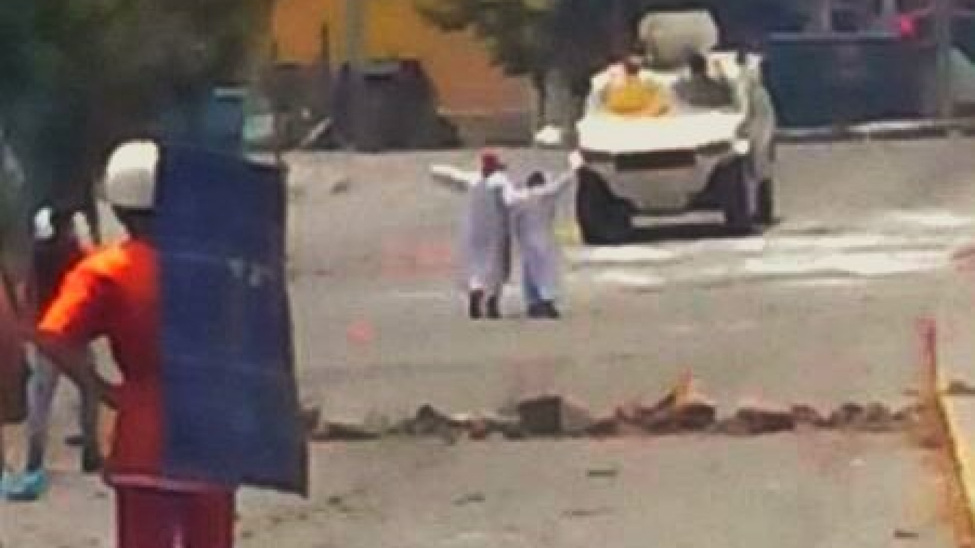 Immagine di Sacerdoti con i paramenti sacri fermano i blindati in Venezuela