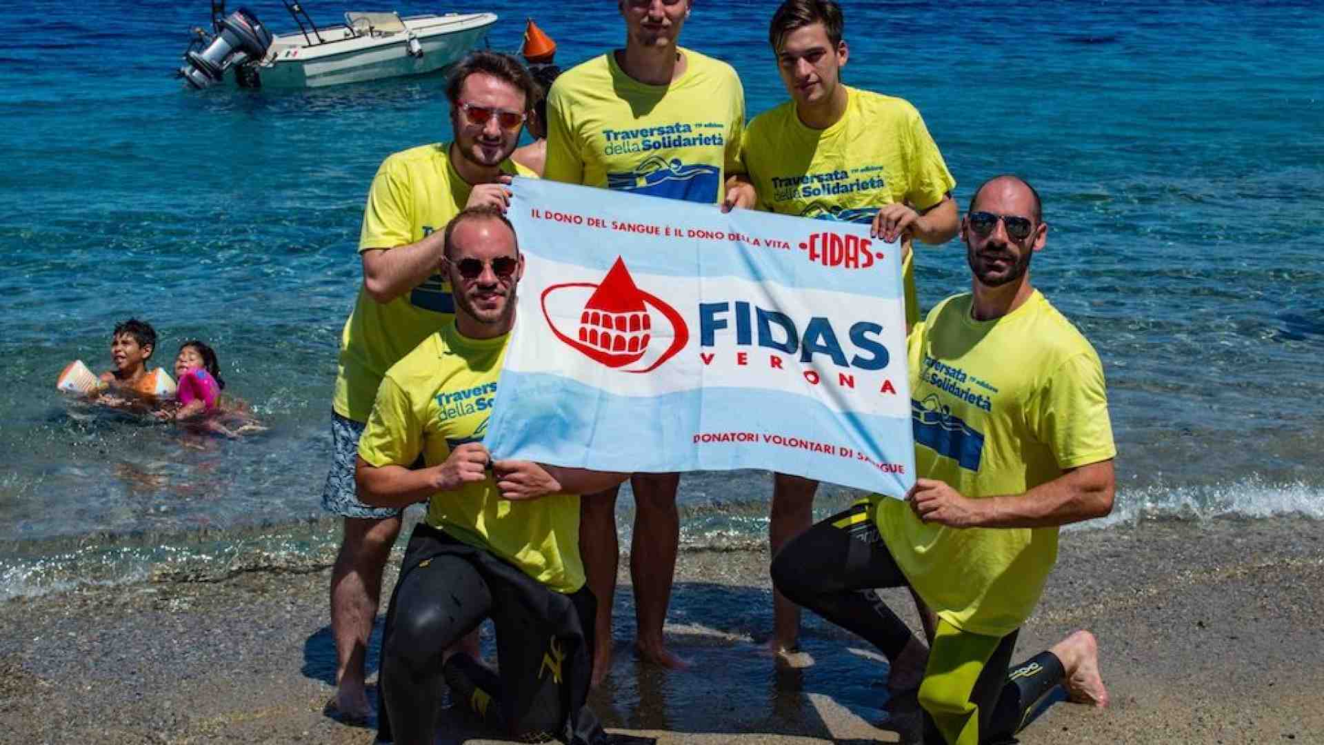 Immagine di Nuotano nello Stretto per il dono del sangue