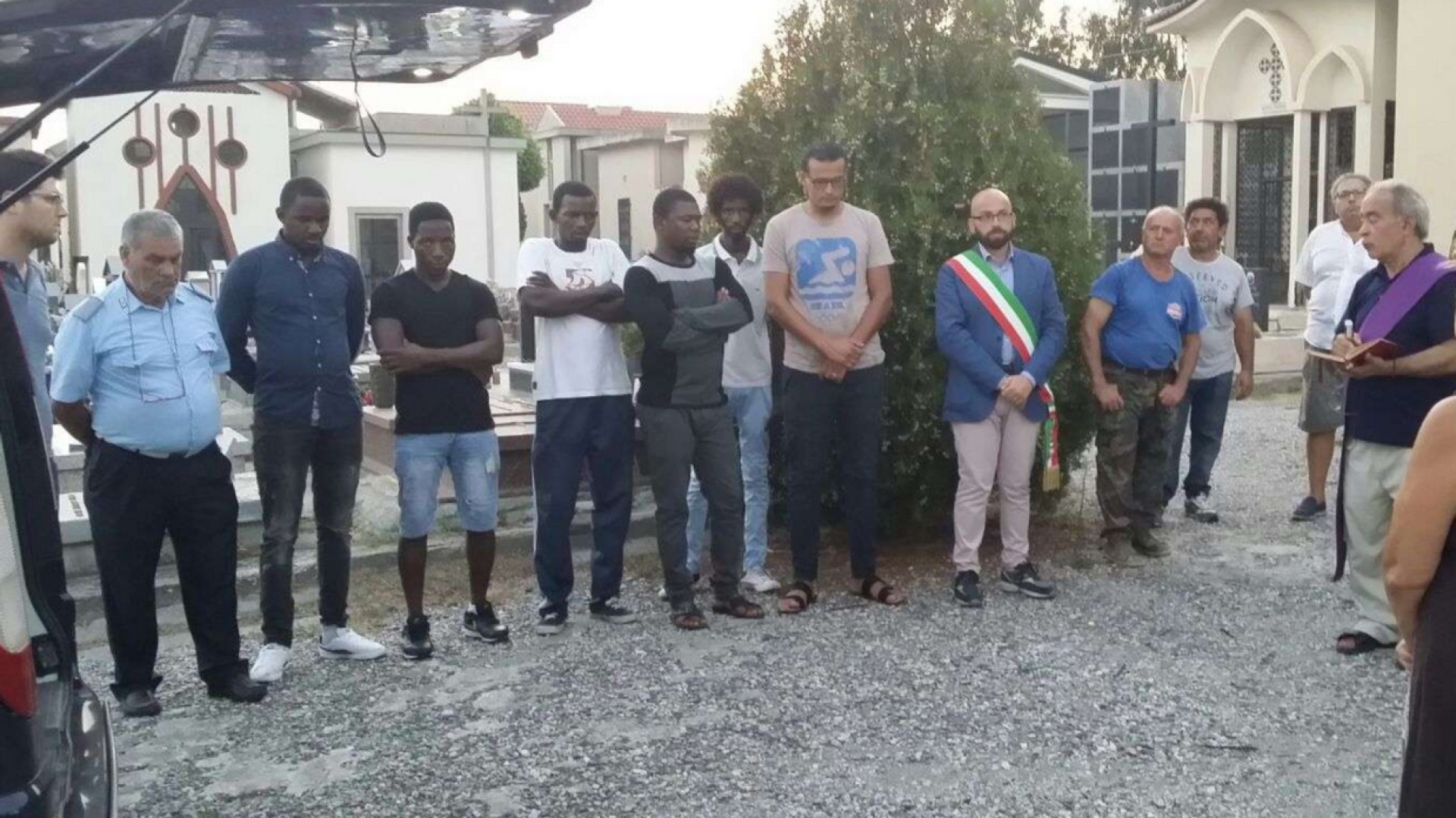 Immagine di Cimiteri pieni, ultimo viaggio Sicilia-Calabria