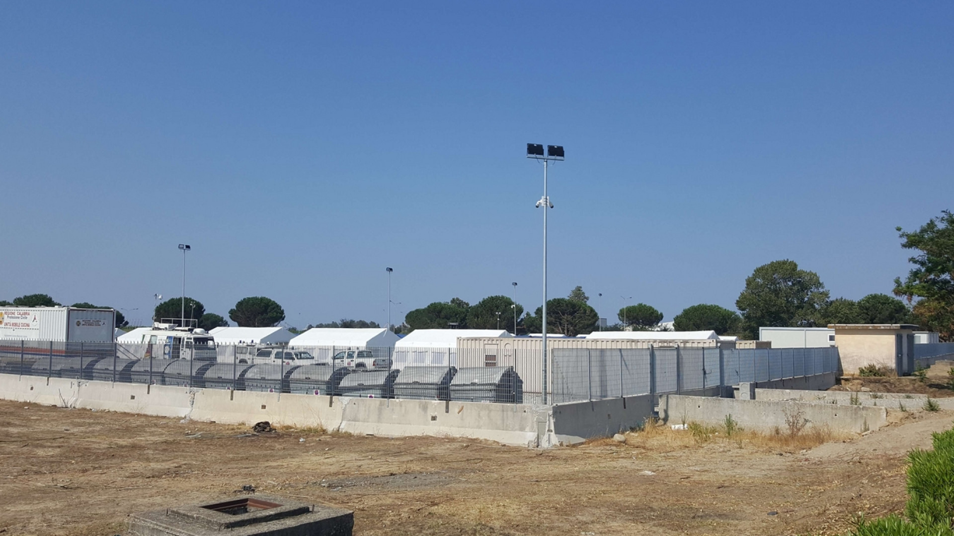 Immagine di I braccianti nella nuova tendopoli alla ricerca di dignità