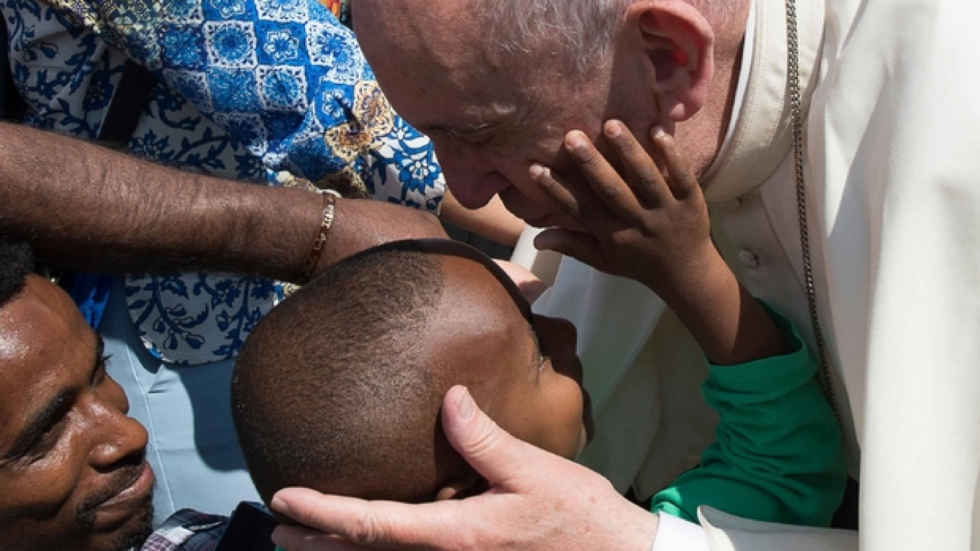 Immagine di Il Papa: proteggere i migranti, nazionalità alla nascita