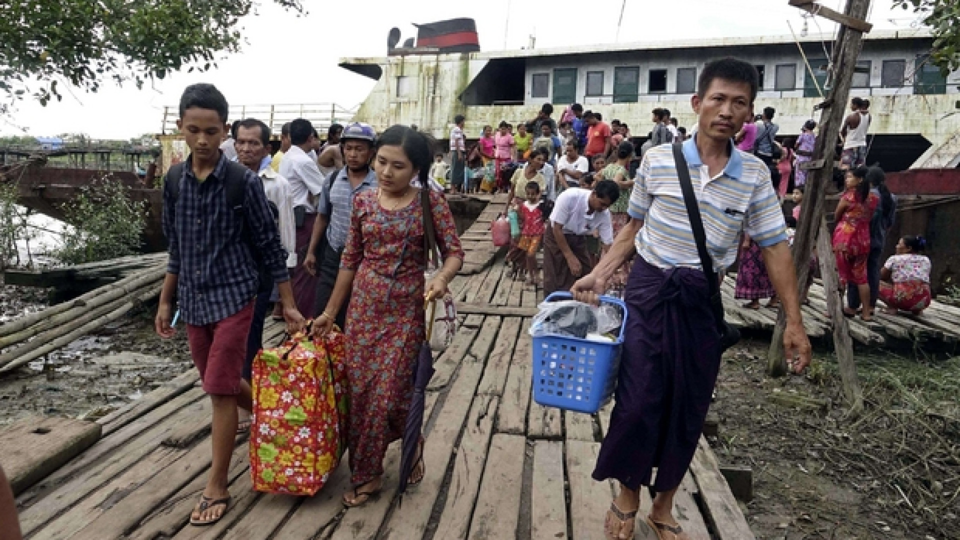 Immagine di L'esercito spara: colpi di mortaio sui profughi Rohingya in fuga