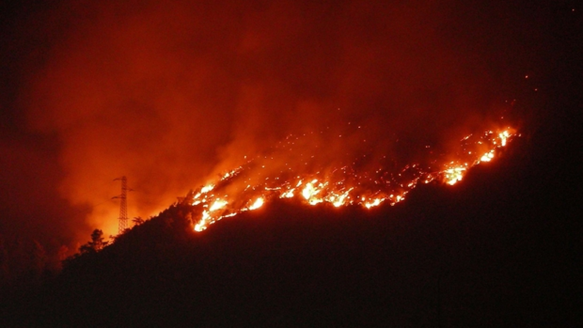 Immagine di Il rogo che continua a devastare la conca di Sulmona