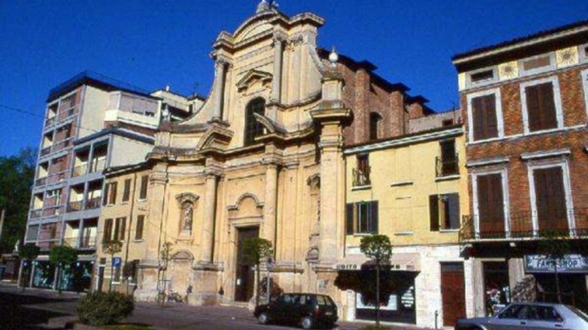 Immagine di Anziano parroco aggredito in chiesa e preso a sputi