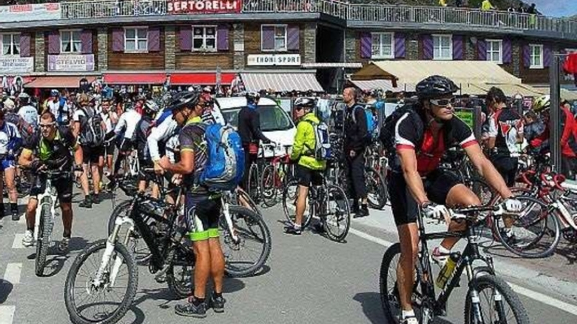 Immagine di Stelvio Bike Day, tutto il passo aperto ai ciclisti