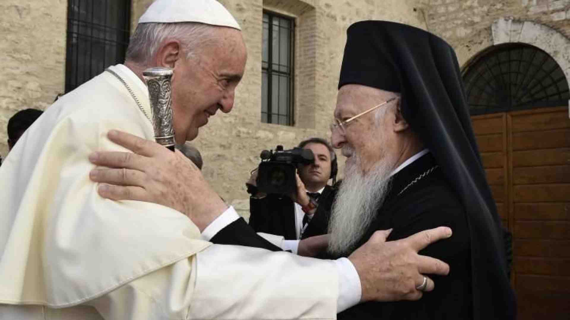 Immagine di Francesco e Bartolomeo: appello ad ascoltare il grido della terra