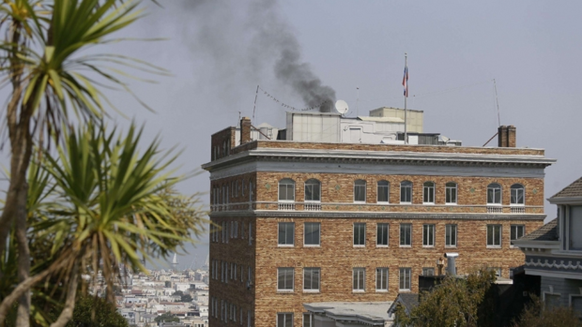 Immagine di Fumo dal consolato russo a San Francisco: «La prova che spiavano»