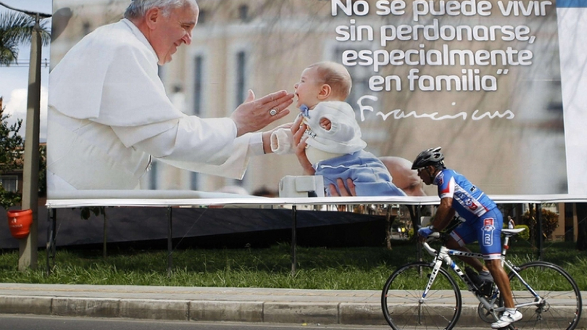Immagine di Papa Francesco in Colombia per dare coraggio alla pace