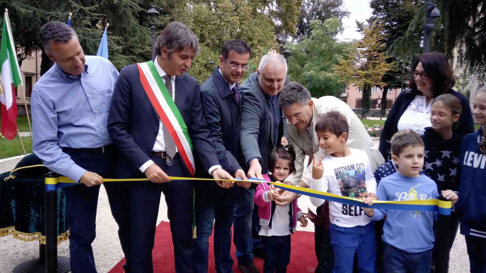 Immagine di Tosi e Sboarina inaugurano i giardini alle ex Poste