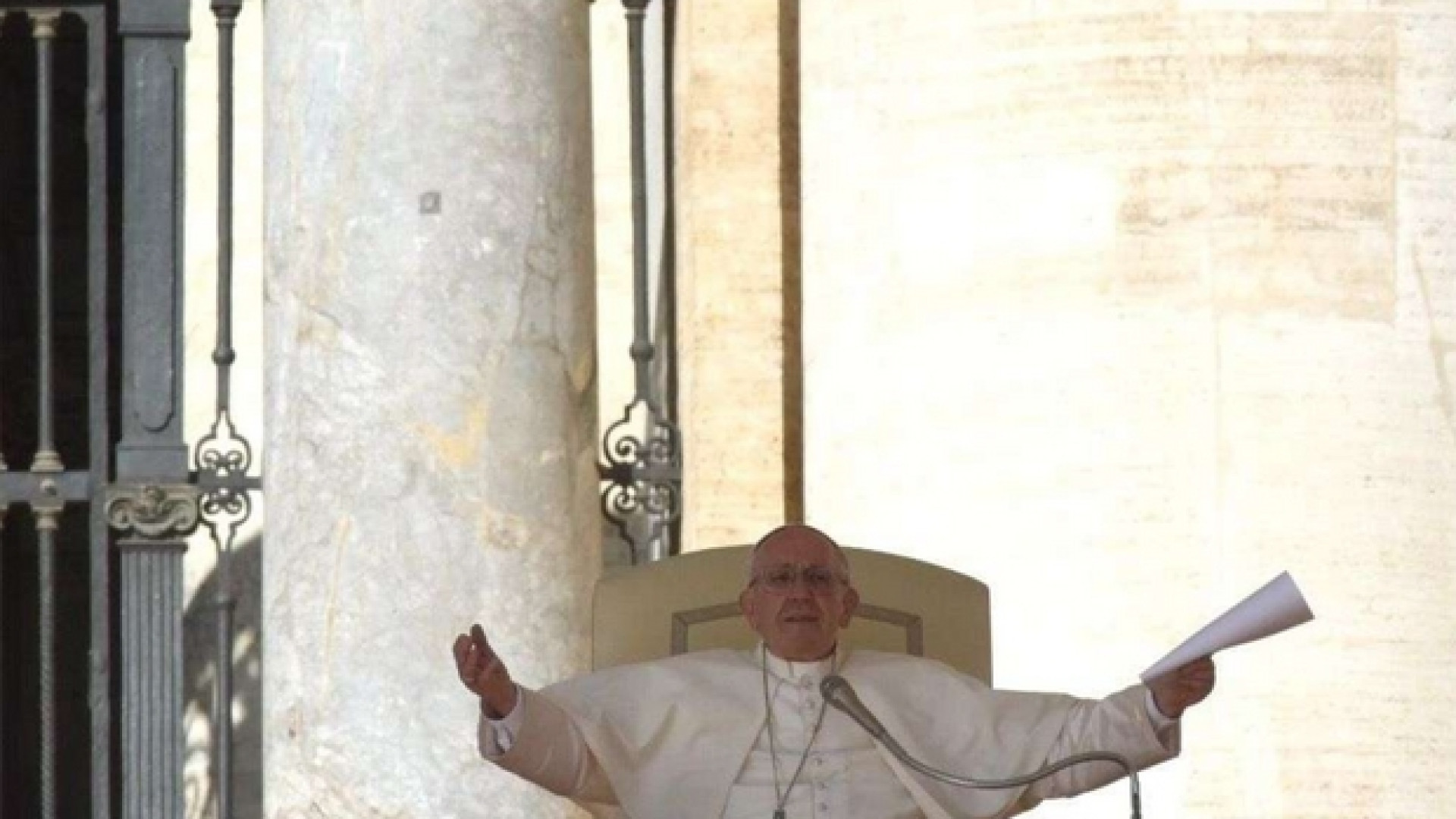 Immagine di Papa Francesco: accogliamo i migranti con le braccia ben aperte