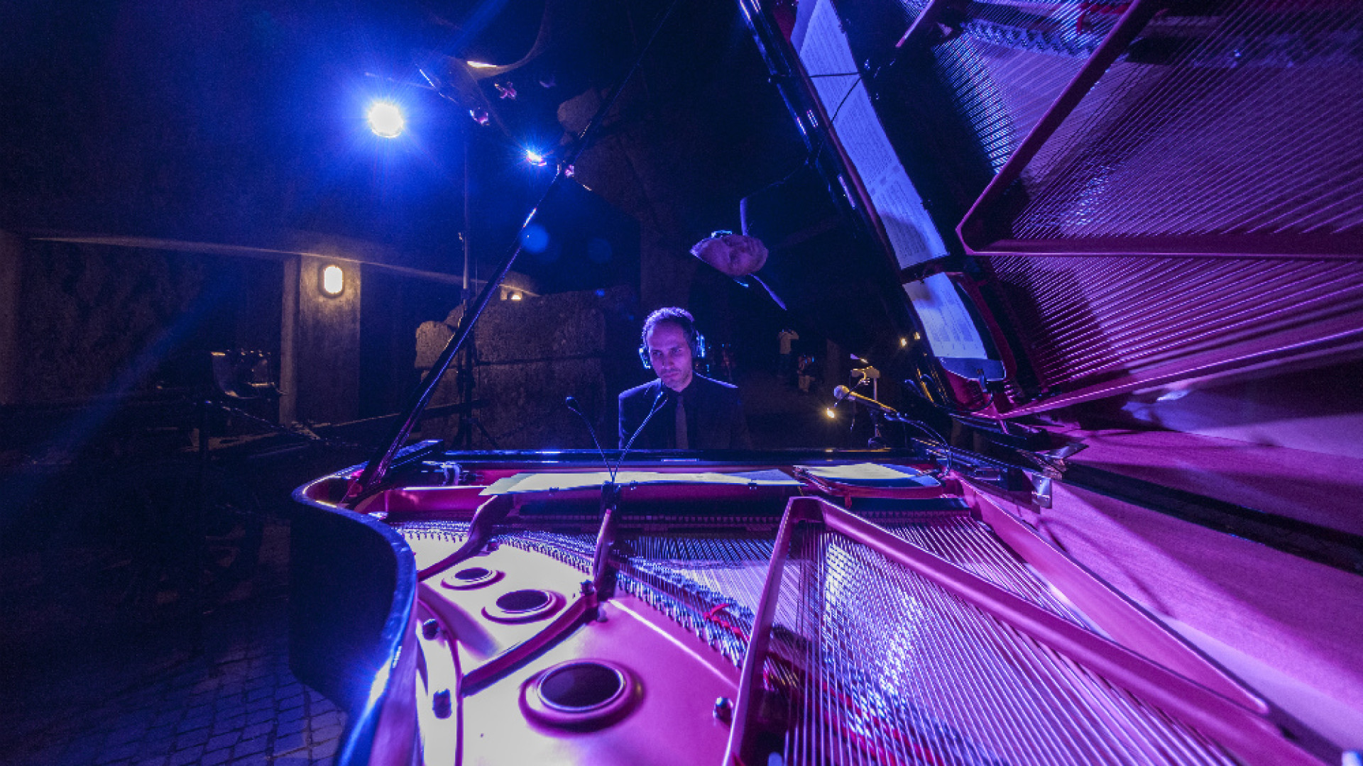Immagine di Piano solo in Silent Wifi L’arte che accende la notte tra tecnologia e intimità