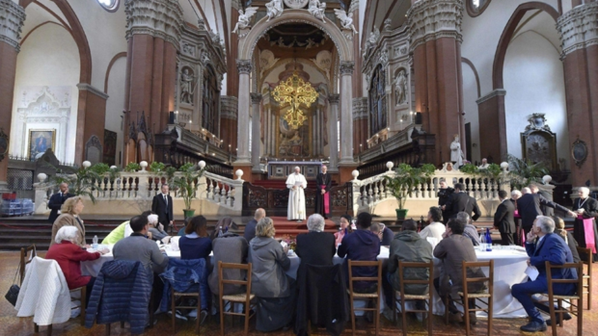 Immagine di Zuppi: il pranzo con i poveri in San Petronio «non è desacralizzante»