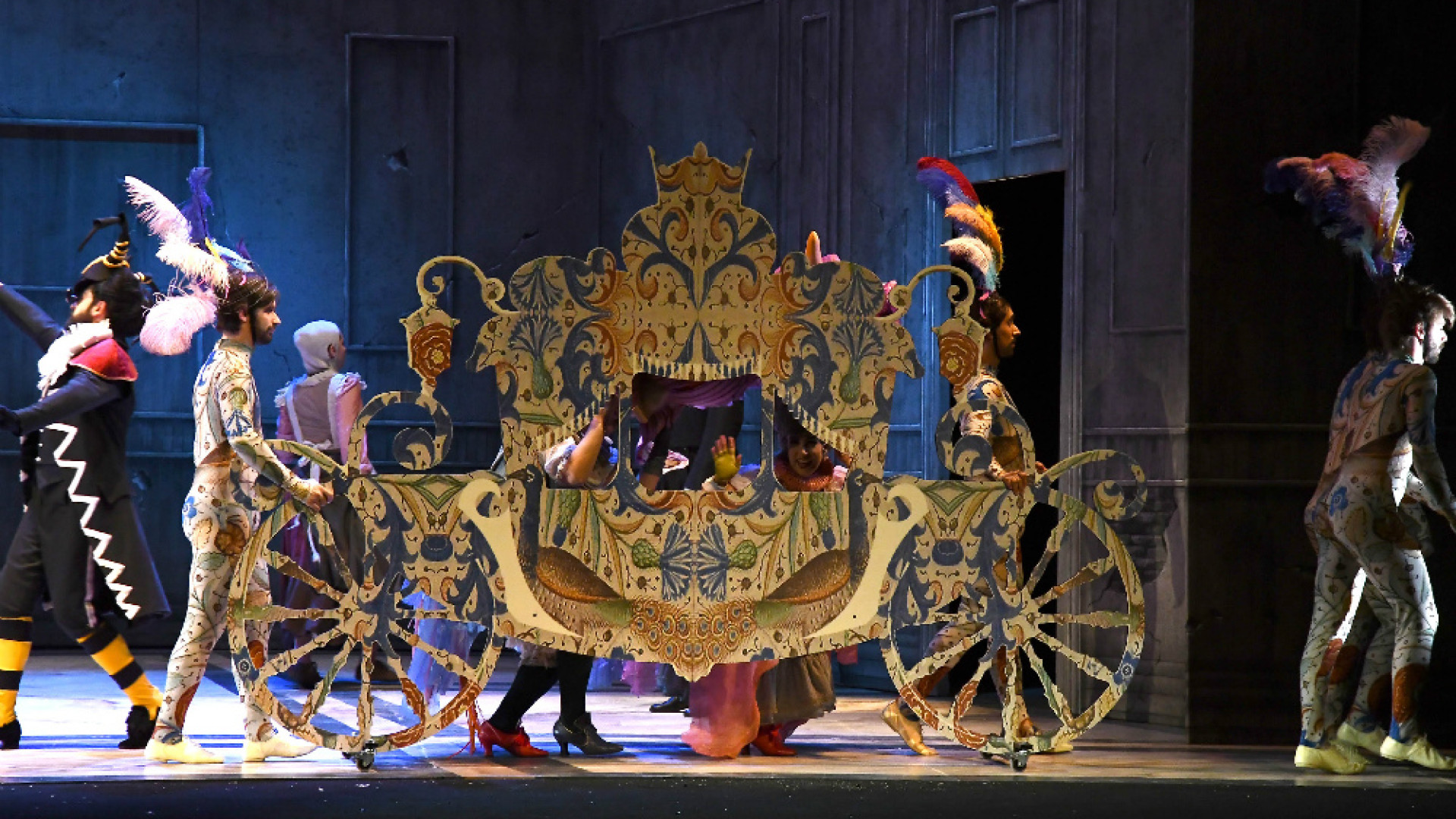 Immagine di La Cenerentola al Ponchielli una "trottola" d'emozioni