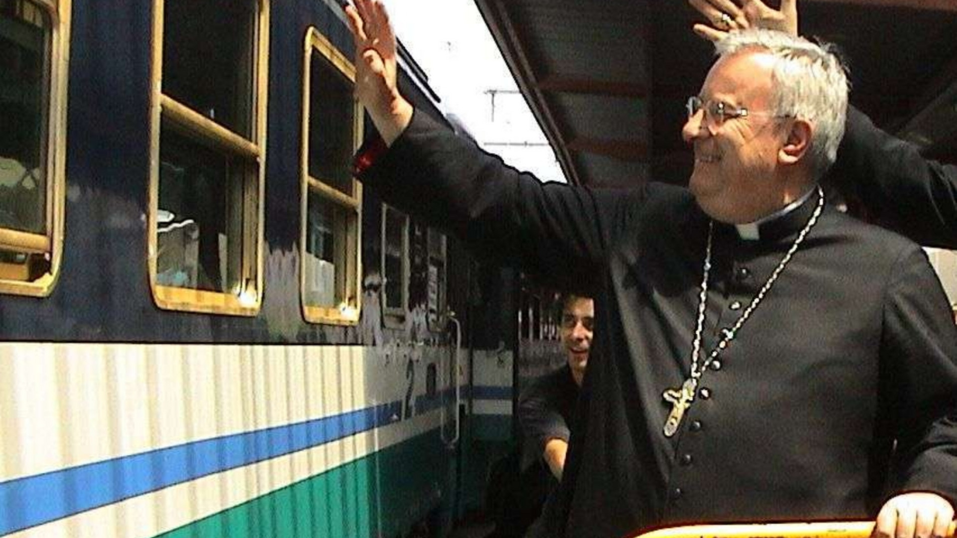 Immagine di Il cardinale Bassetti arriva in Vaticano con il treno a vapore