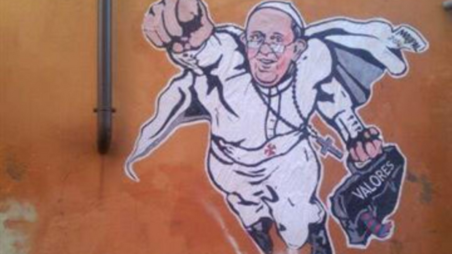 Immagine di La maglietta ufficiale di Superpope per la carità del Papa