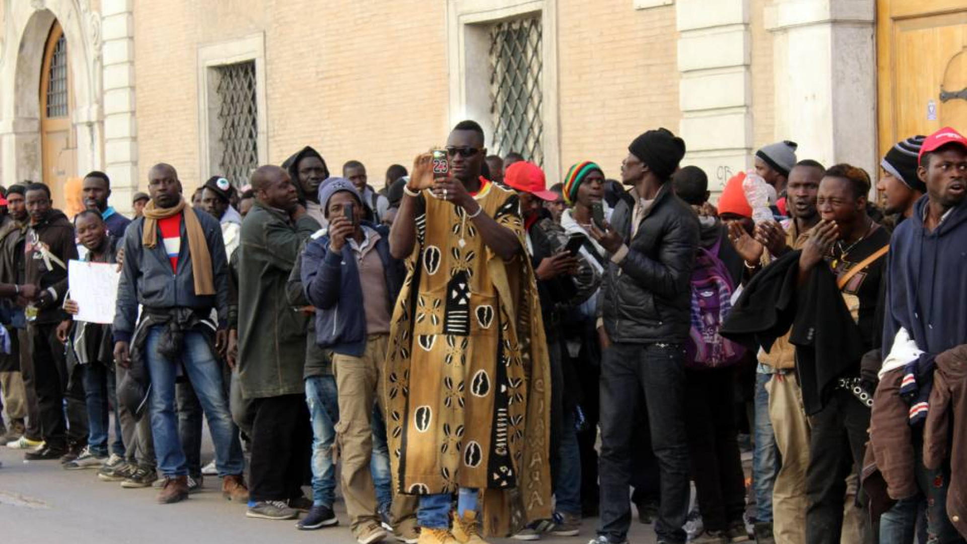 Immagine di Permessi di soggiorno in calo (-5%). 185mila «nuovi italiani»