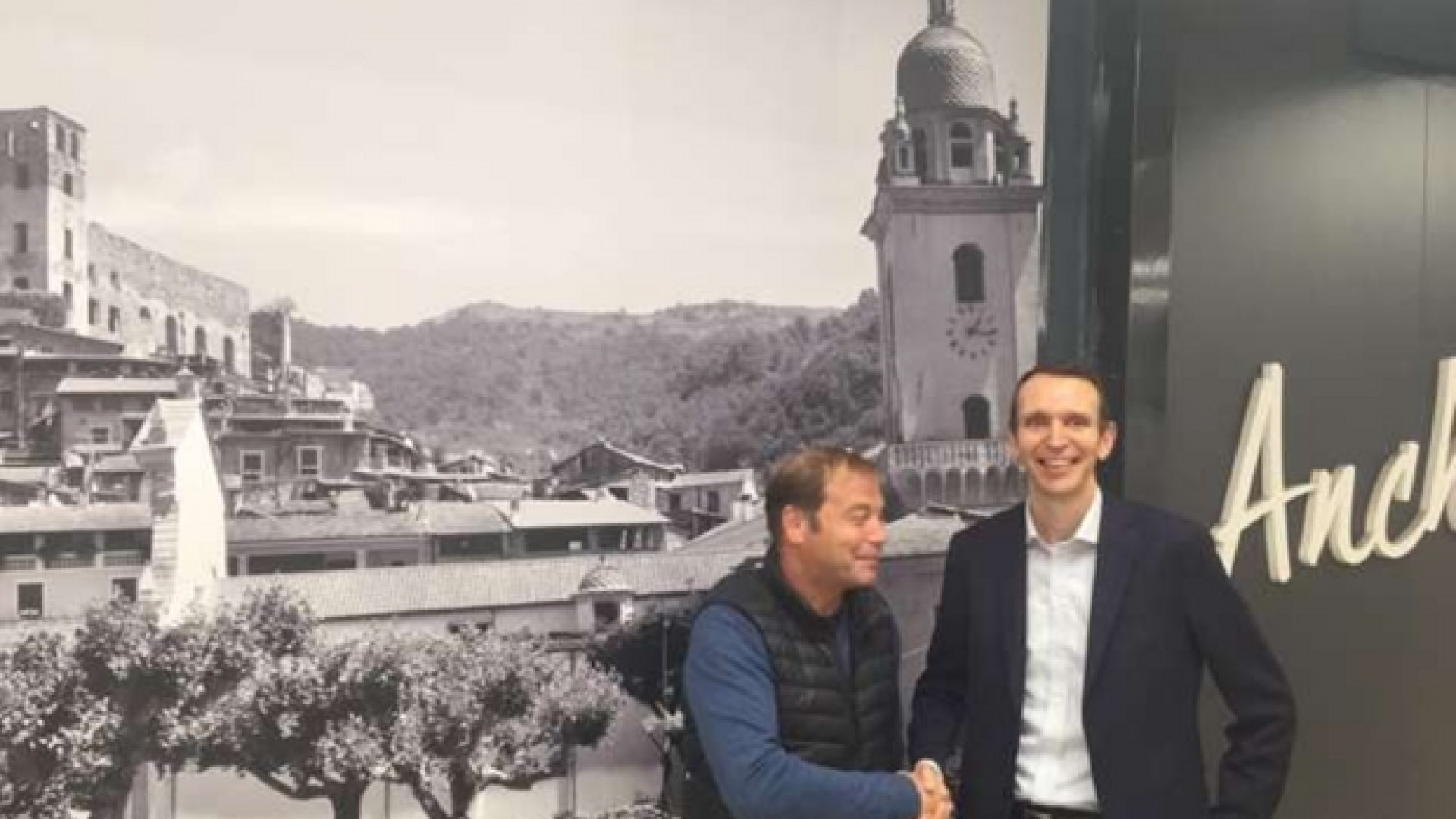 Immagine di Lidl ci ripensa: tornano le croci nella foto del supermercato