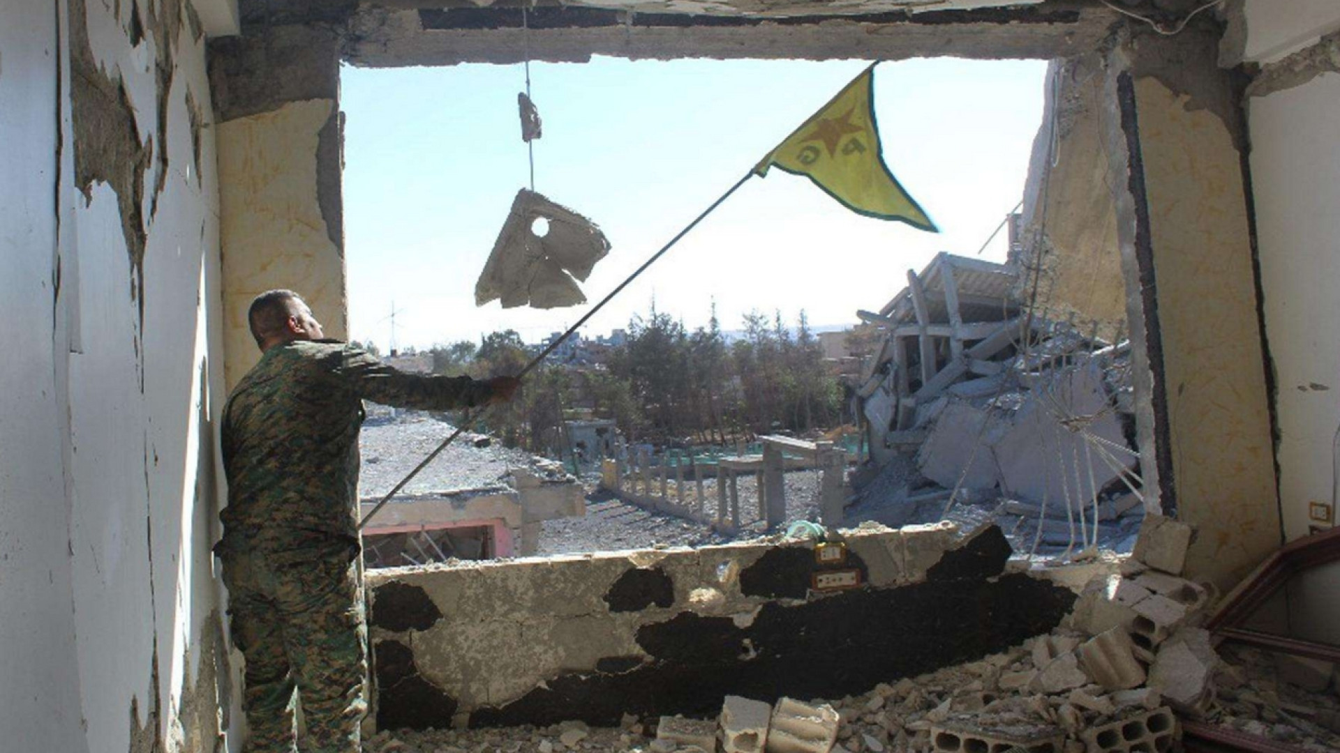 Immagine di Raqqa è caduta: issata la bandiera dei peshmerga curdi
