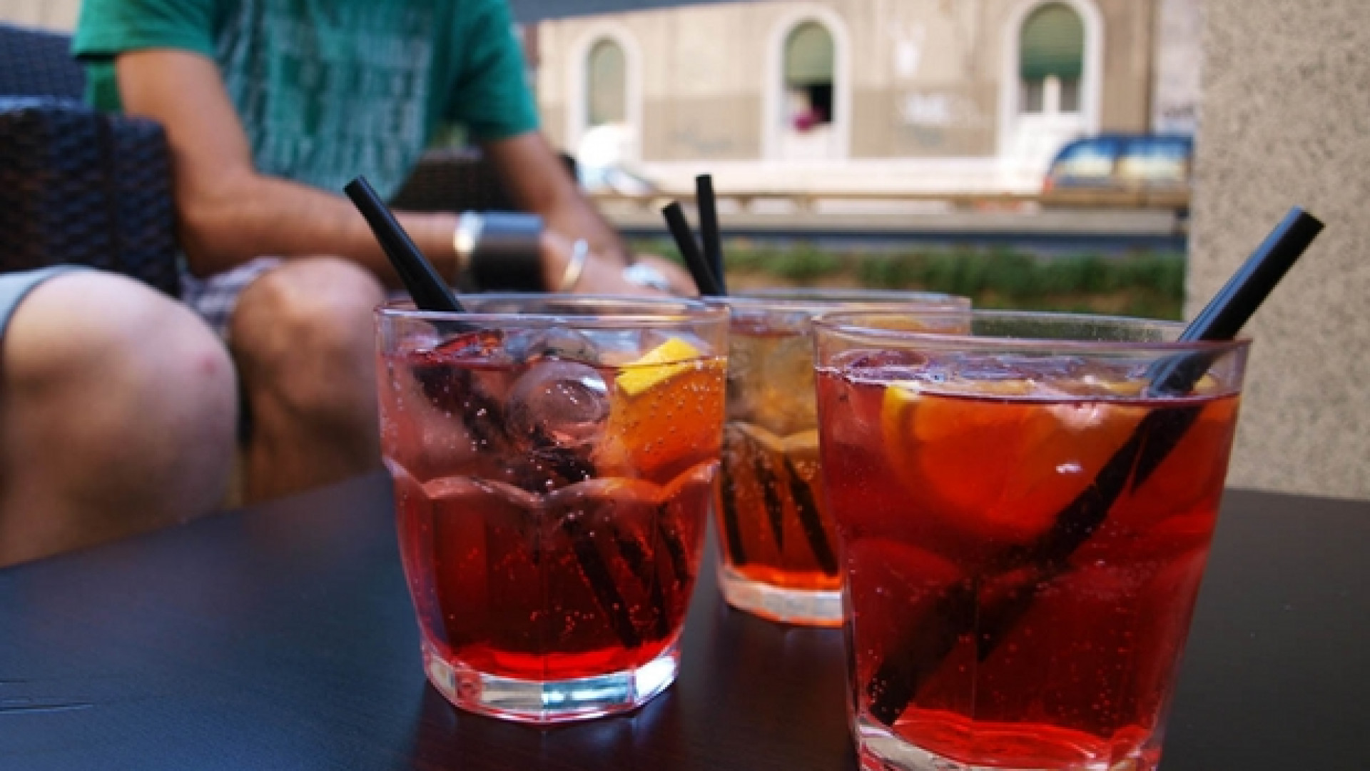 Immagine di L’alcol dei millennials: bevono meno ma prima