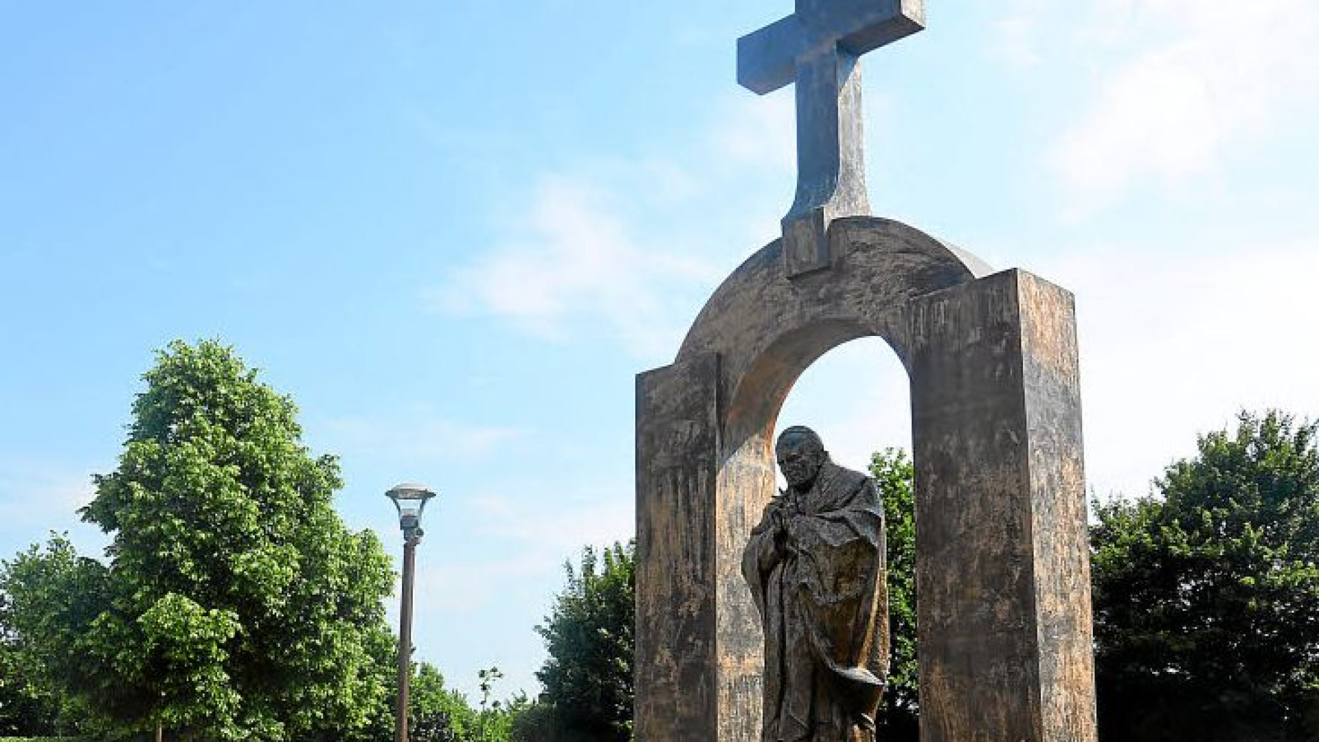 Immagine di Il Consiglio di Stato francese: via la croce dal monumento a Wojtyla