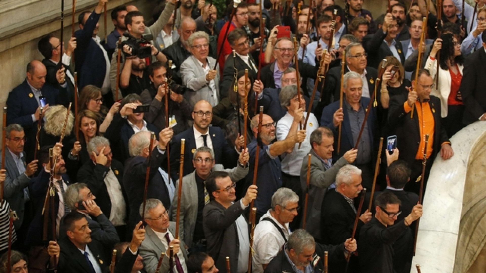 Immagine di Catalogna commissariata, ma Puigdemont: «Andiamo avanti»