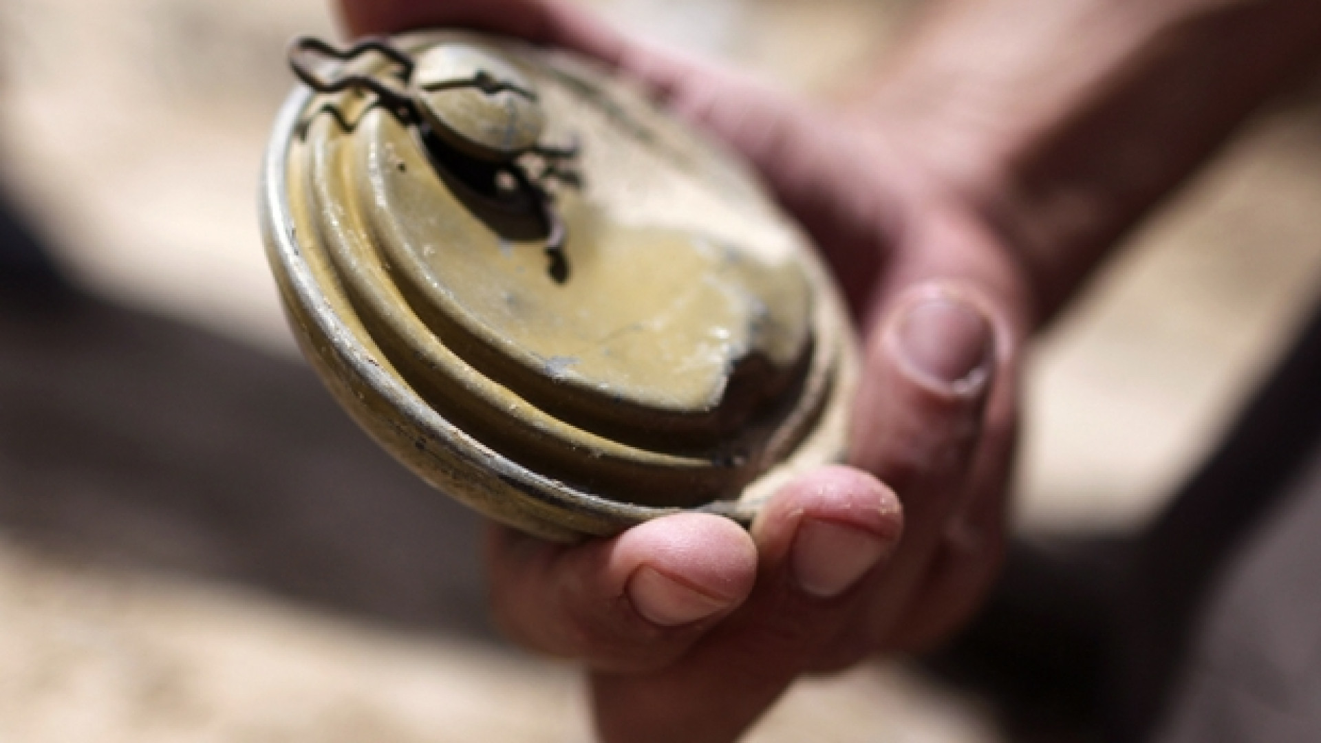 Immagine di Legge anti-mine, Mattarella non firma: «salva» le banche