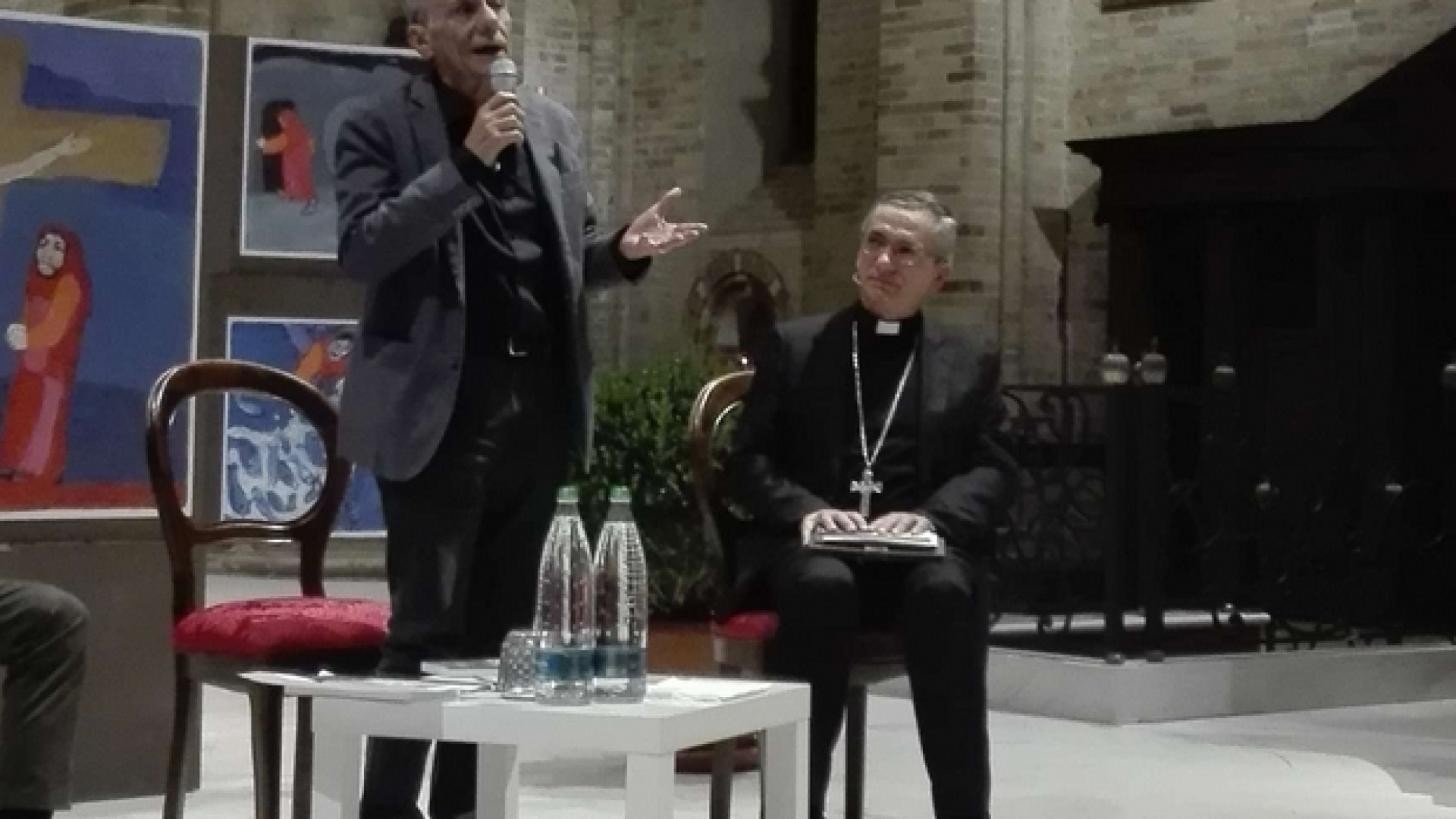 Immagine di Vecchioni e il vescovo Gianotti con i giovani sul senso della felicità