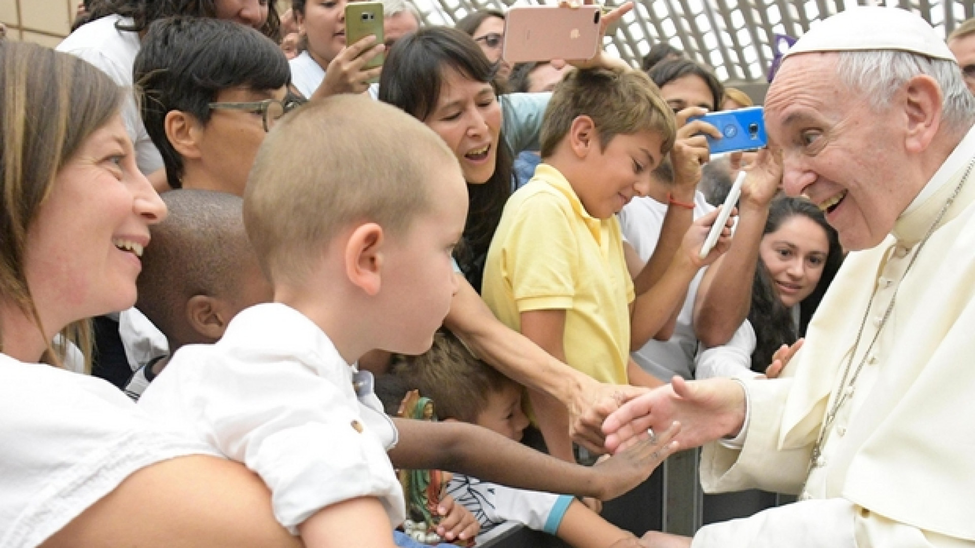 Immagine di Papa Francesco: asciugare le lacrime dei bambini con aiuti concreti