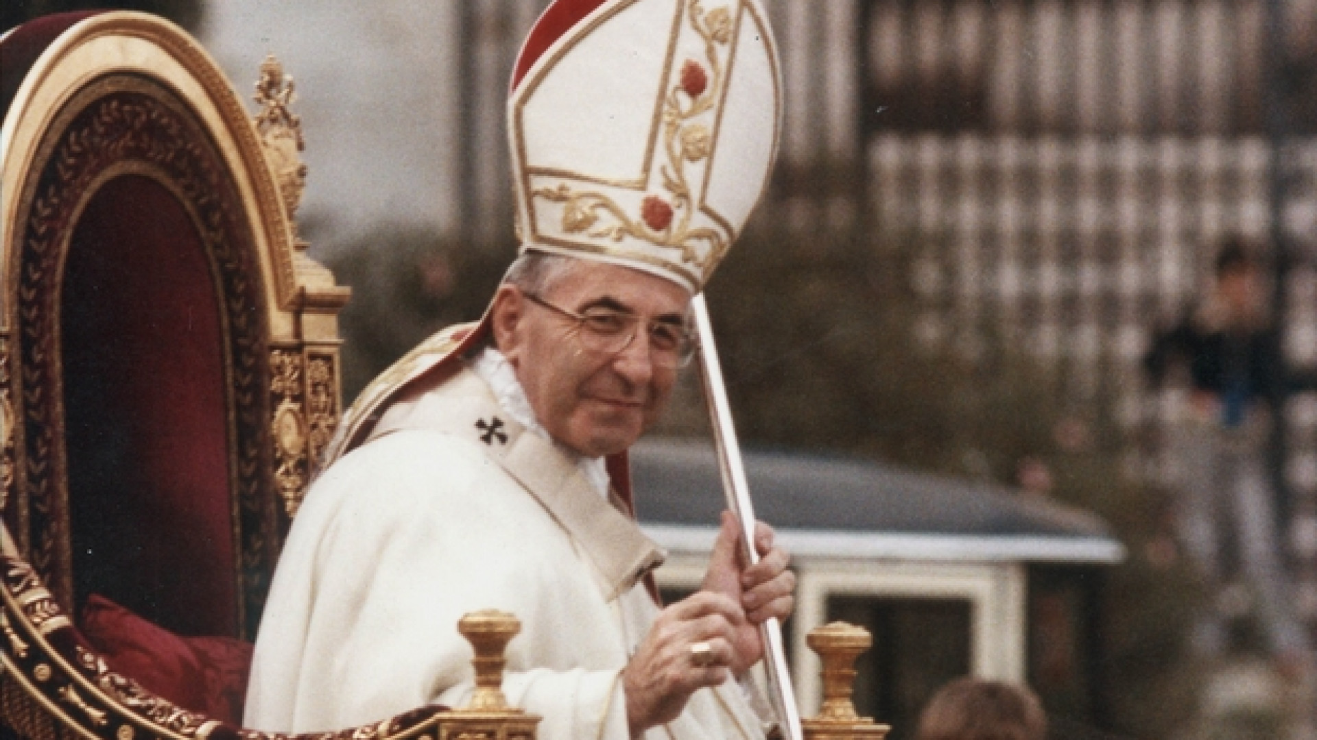 Immagine di Papa Luciani. Dopo il falso "noir" risplende la luce