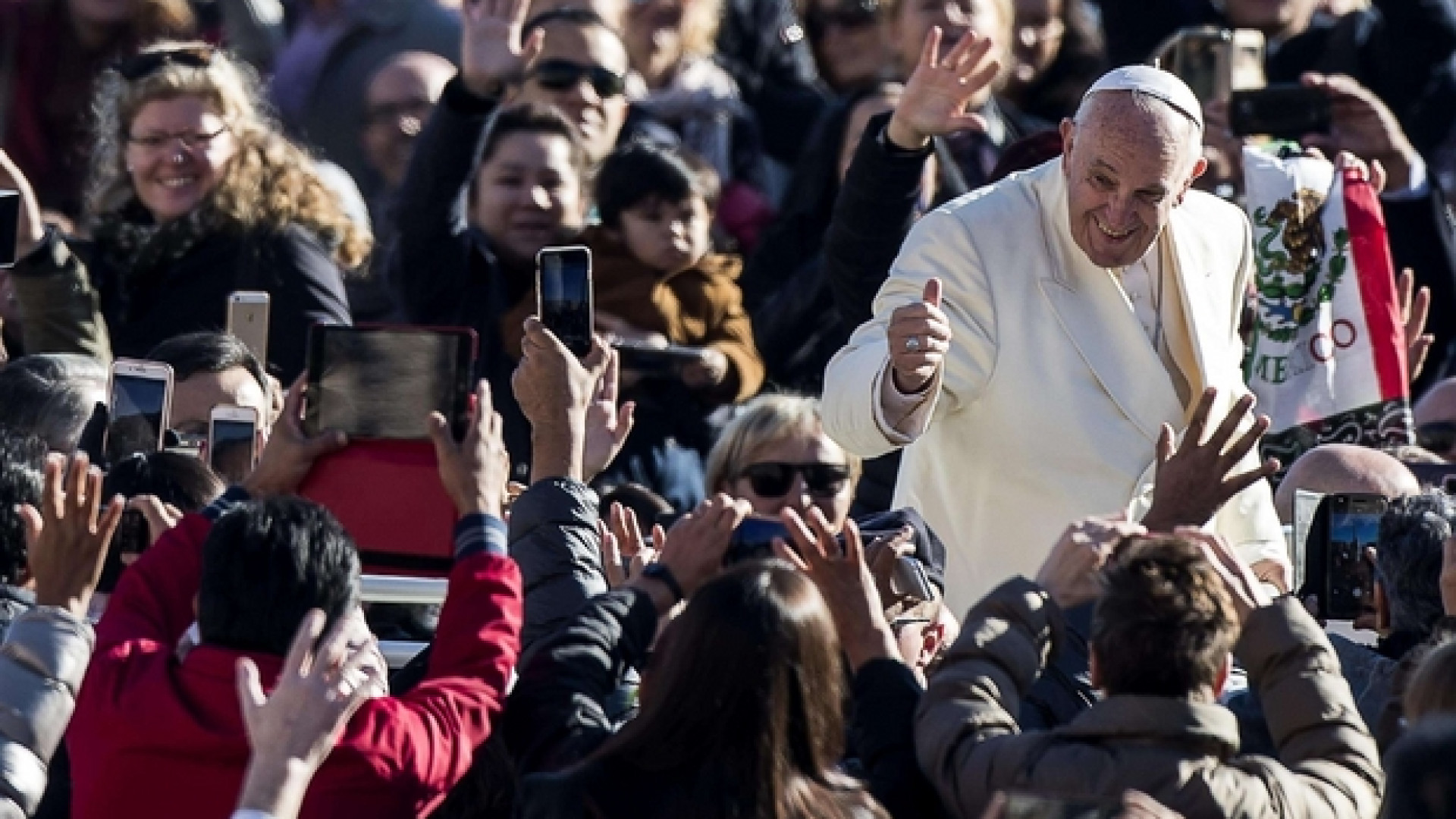 Immagine di Papa Francesco: a Messa in alto i nostri cuori, non i nostri telefonini