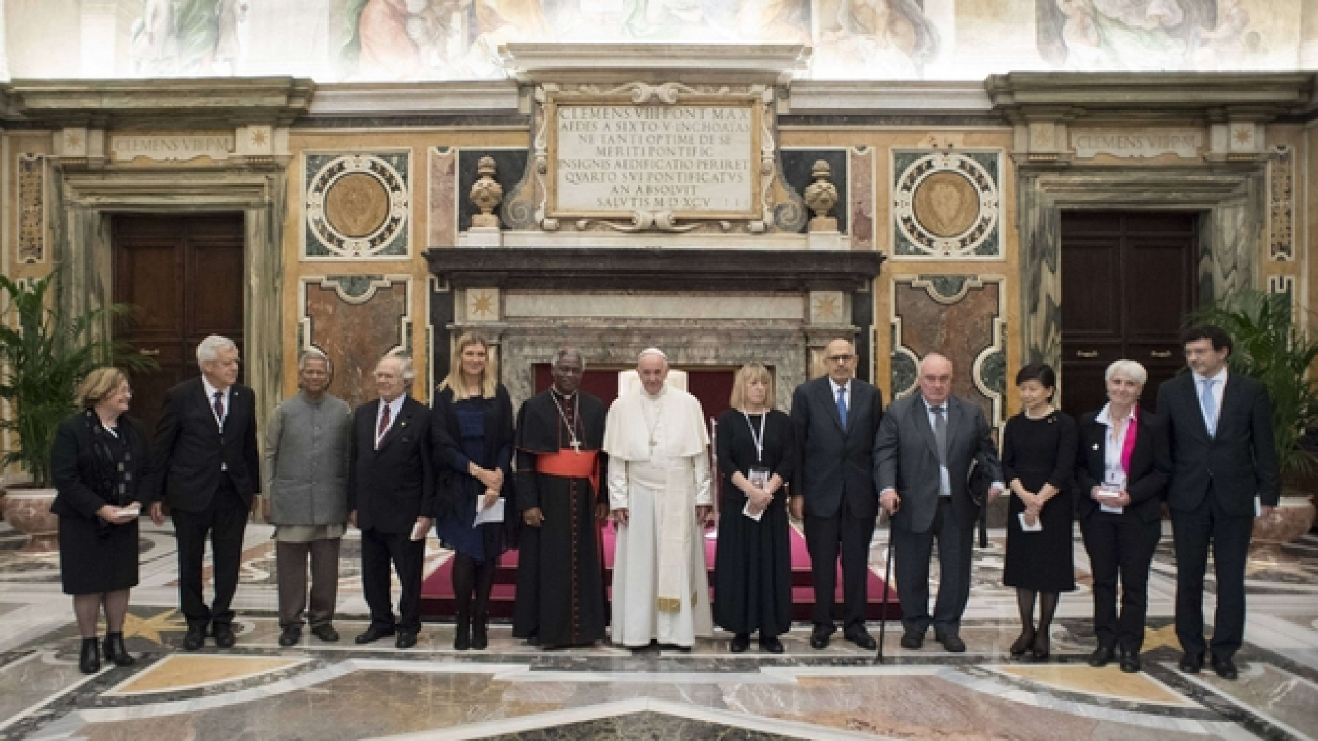Immagine di Armi nucleari, i Nobel: «Papa Francesco bussola da seguire»