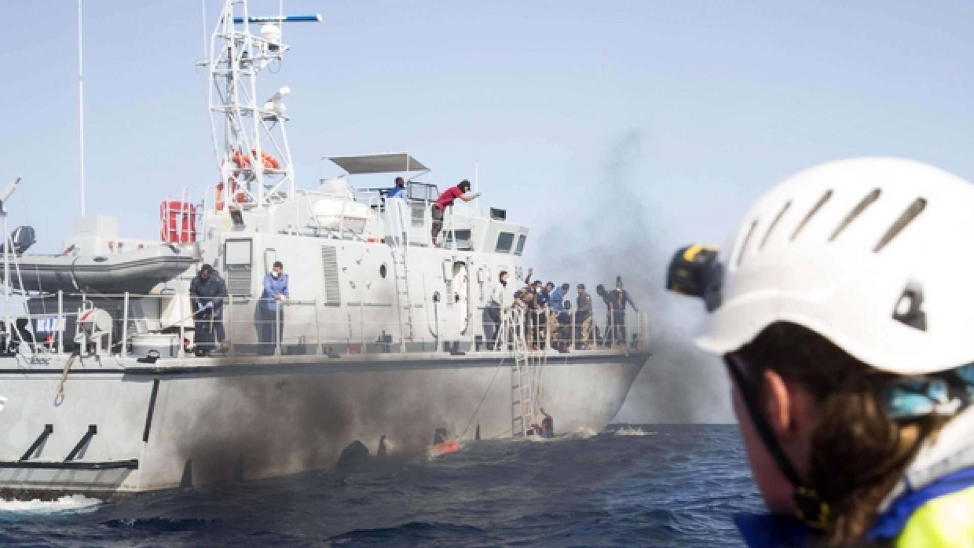 Immagine di La motovedetta libica fronteggia la nave Sea Watch: 50 migranti annegati