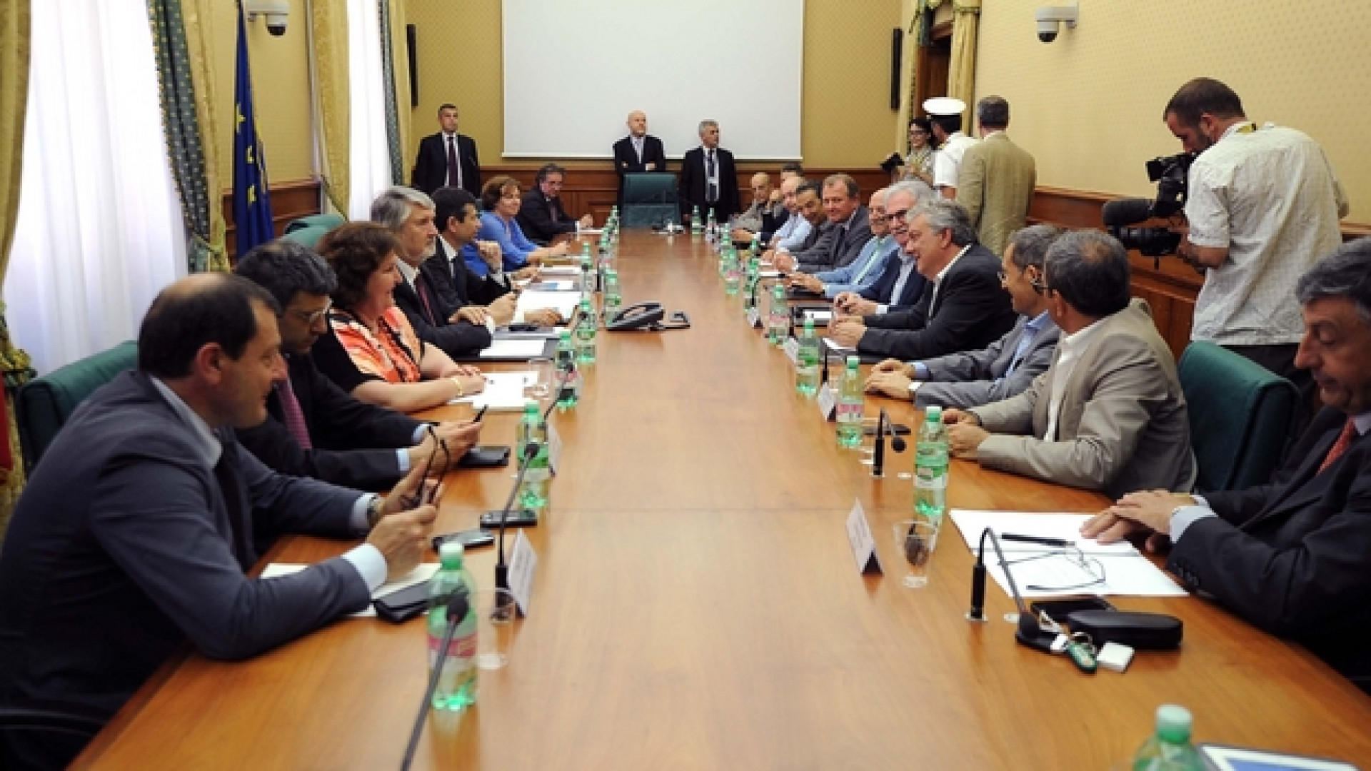 Immagine di Trattativa ancora aperta: dal governo 300 milioni e sconto per 15 categorie