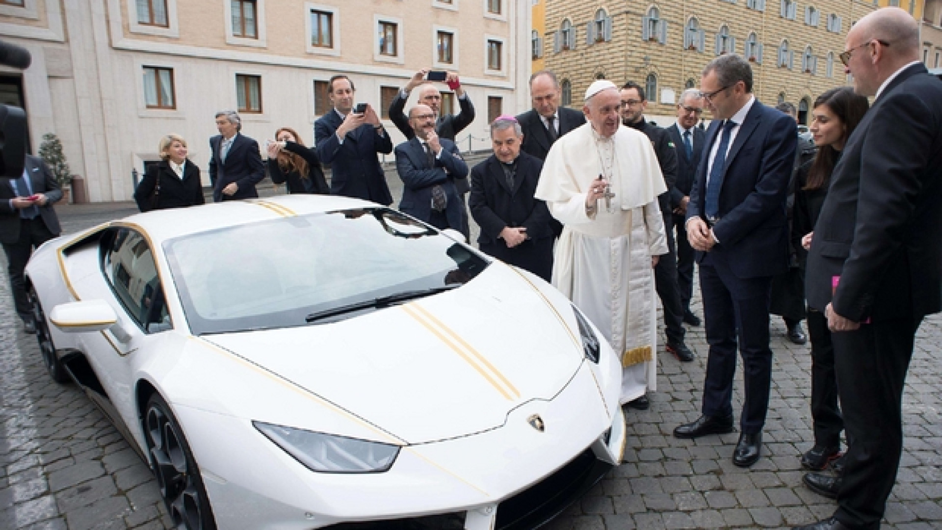 Immagine di All'asta la Lamborghini regalata al Papa: così si finanziano opere di carità