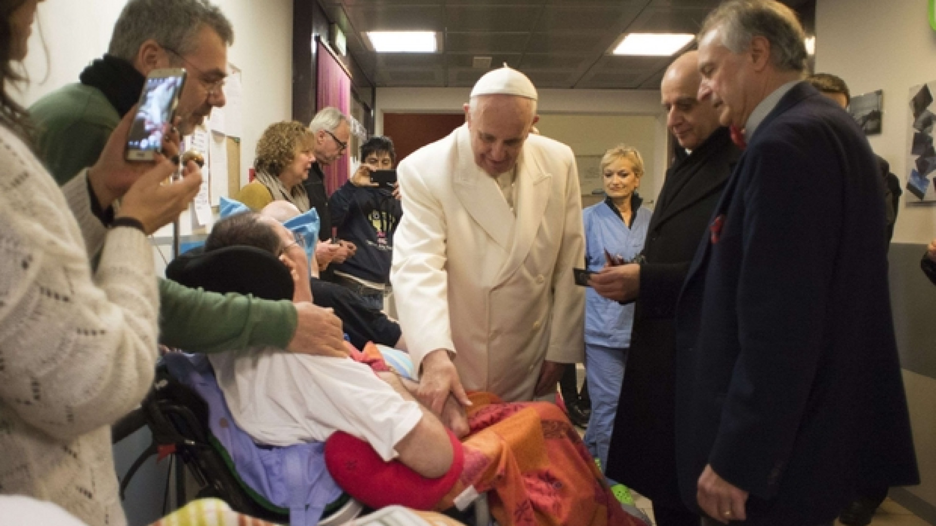 Immagine di Il Papa: «Mai abbandonare il malato, ma niente accanimento»