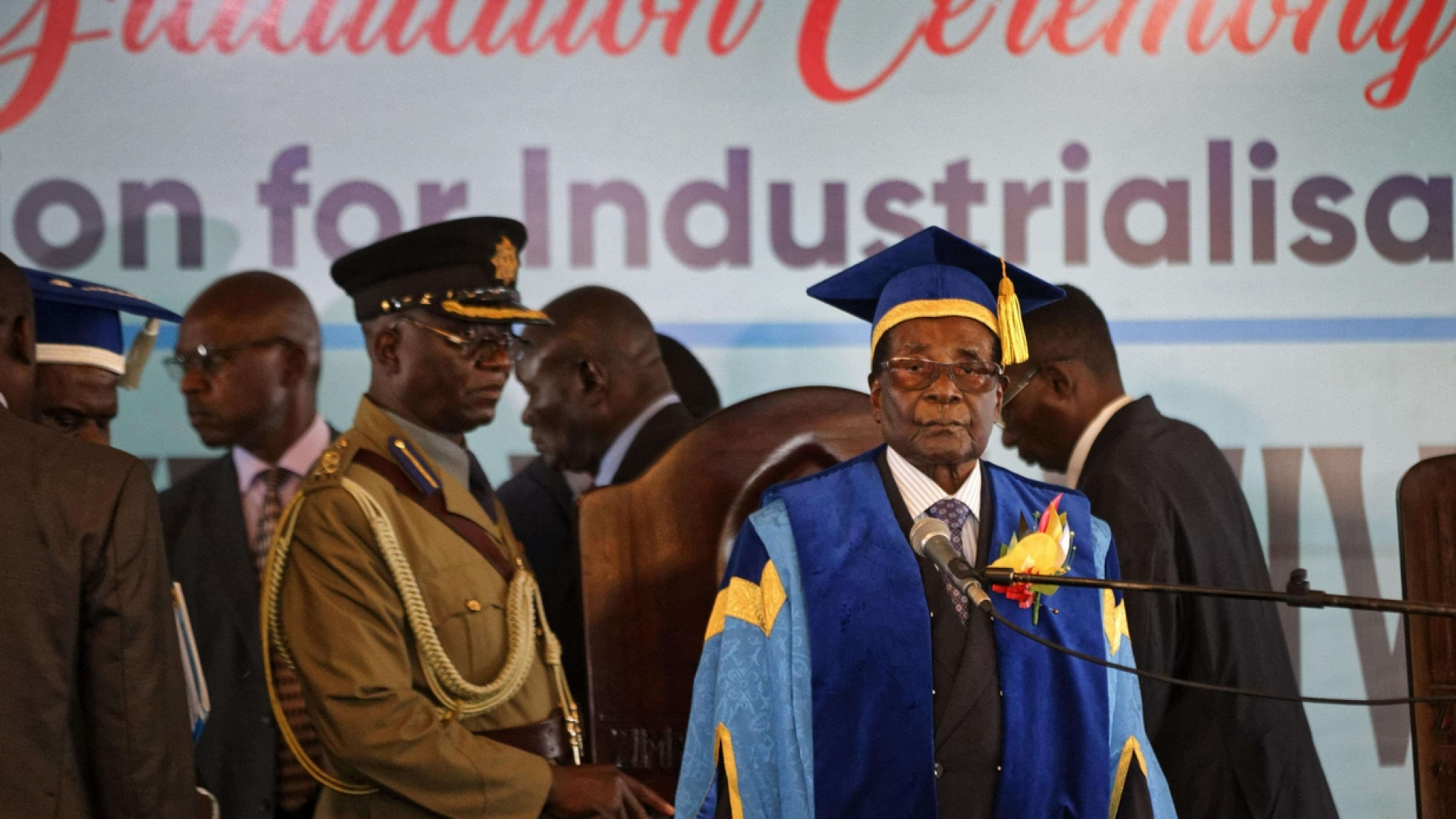 Immagine di Mugabe non molla. E riappare in pubblico