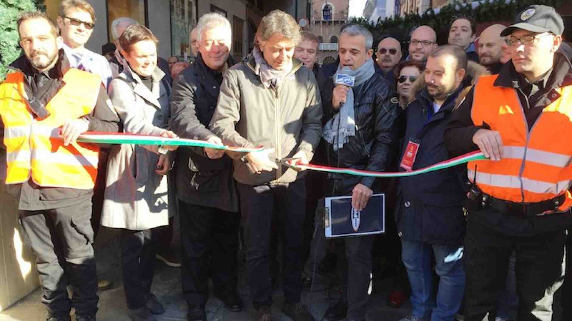 Immagine di Inaugurati i mercatini di Natale
