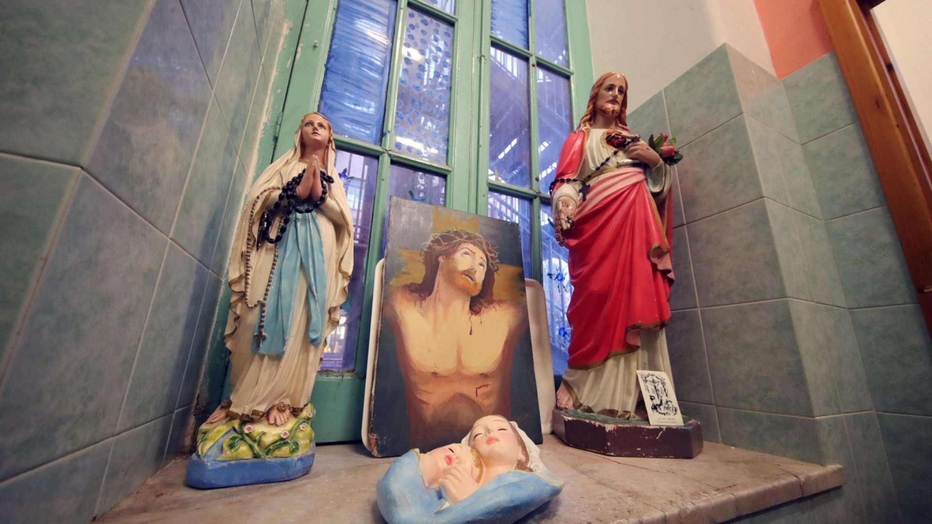 Immagine di Vietato pregare a scuola: preside toglie anche foto del Papa