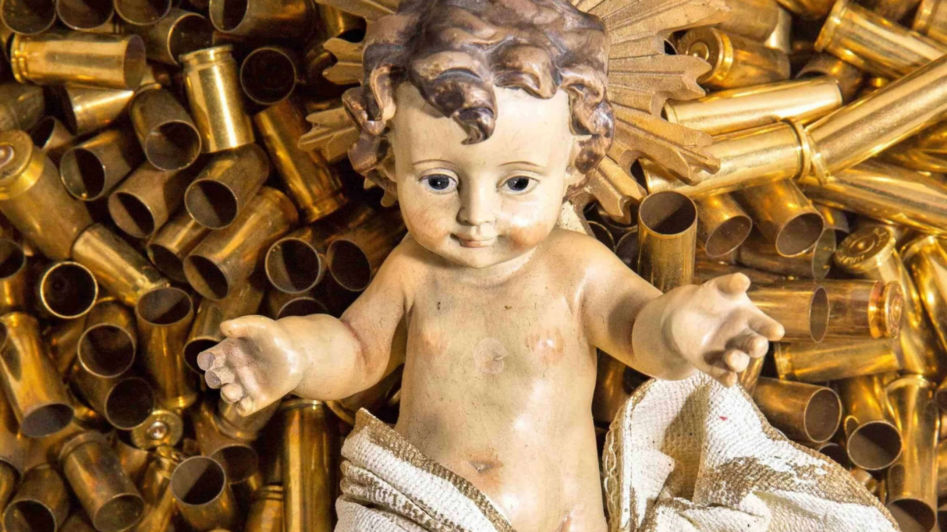 Immagine di Gesù Bambino sui bossoli, omaggio ai «martiri» contemporanei