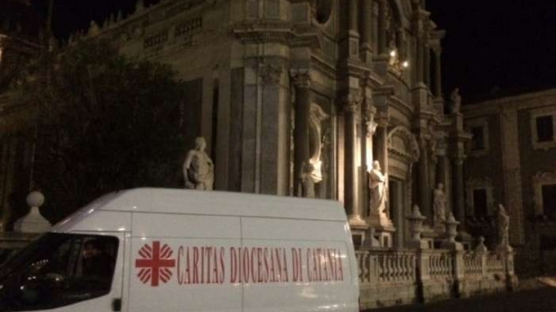 Immagine di Catania, il Duomo occupato e i senza casa. «Serve una soluzione»
